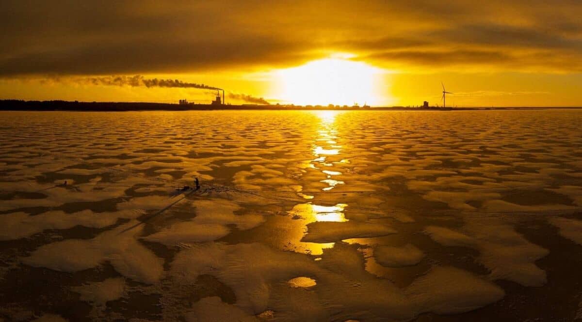 I have a place for you if you are looking for a unique winter escape in Europe. In the north of Finland, there is a magical city called Oulu. There, you will embark on an ice-fishing adventure like no other. Especially because this is not a simple fishing trip, this excursion will offer you a glimpse into the heart of Arctic life.