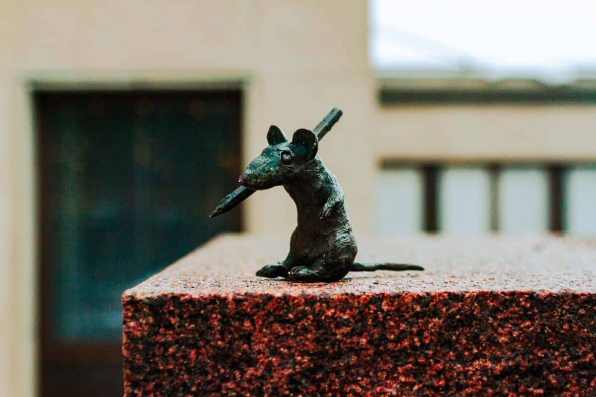 Guess who's the surprise greeter at the National Archives of Finland? Yep, you got it – a teeny, tiny mouse! And I call it the Helsinki's Wise Mice. 
