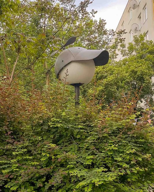 On the border of Mitte and Wedding lies Brunnenviertel, a neighborhood renowned for its inviting green spaces and tranquil, pedestrian-friendly courtyards. As dusk settles, a soft, romantic glow emanates from the area's distinctive spherical streetlamps. But there's a clever twist to that. Look closely, and you'll discover that many of these lamps are wearing hats. These are the Nightcaps, a brilliant public art installation that is both functional and fantastical.