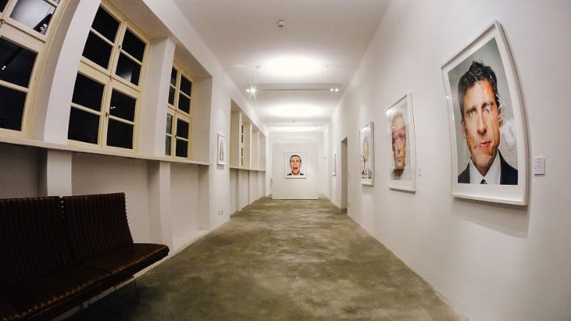 Martin Schoeller shoots portraits in a way that makes you view his pictures in a different way. When you see his pictures, you are not just viewing his work. He is also inviting you to be amused, to laugh and to be astonished with what he does. If you go to the CWC Gallery in Mitte, we know you are going to do all of these things at the same time.