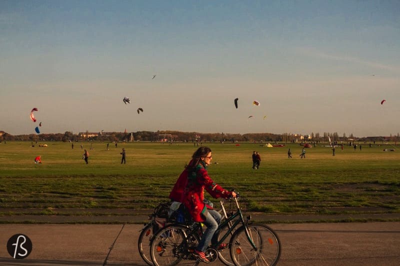 I live in Neukölln and work around Südkreuz so Tempelhof is around my way to the office and, most days, I just take my bike through the park to avoid cars and traffic lights. Most of the times that I cross the park, I find myself wondering how amazing it’s to be able to cycle over an airport that was around most of the historical events of the last century.