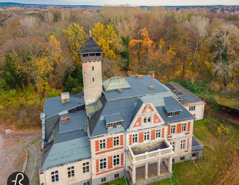 Moritz Israel sold his shares of the department store to buy the property where the Schloss Schulzendorf can be found. In 1889, the building you can see today started being constructed in a Renaissance style. The most distinguishing feature of the building, its tower, was build during this time and, for us, looks a bit out of place. Somehow, it seems like an old school medieval castle tower, and it doesn't follow the style of the rest of the Schloss.