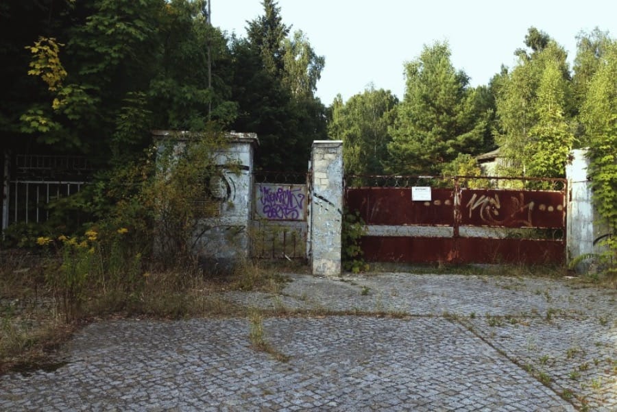 Krampnitz was built between 1937 and 1939 as a military training center for cavalry and motorized troops of the german army. The name of this place changed a few times during the Second World War and, in April 1945, the Soviets ended up taking over the place and only left the place in 1994 when they left Germany.