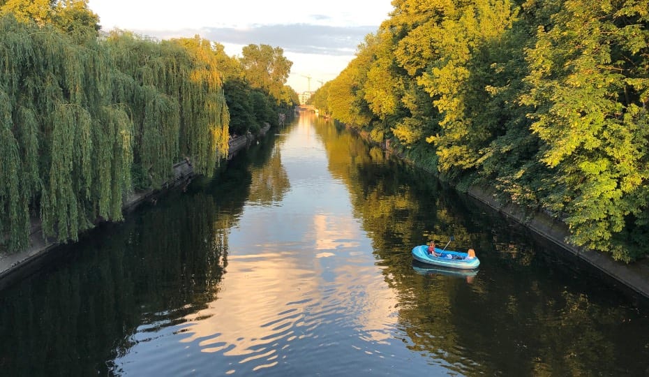 36 Hours in Neukölln: Berlin Coolest Neighborhood - After lunch, I’d take a walk around the area with a beer in my hand and explore the beauty of the Landwehrkanal that splits Neukölln from Kreuzberg. It’s easy to sit by the water and have some brews while you see the trees, the boats and the people walking by. It’s one of my favorite pastimes during the summer months, and I feel like you should try it as well.