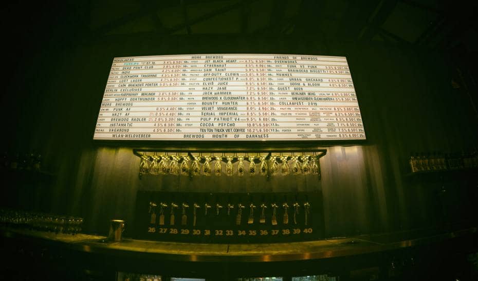 If you are a fan of craft beer like we are, you know your way around the beers brewed by the guys from BrewDog. So, we don’t need to talk much about why we decided to bring some friends with us when we went to the BrewDog DogTap in Berlin-Mariendorf to eat some burgers and have some beers.