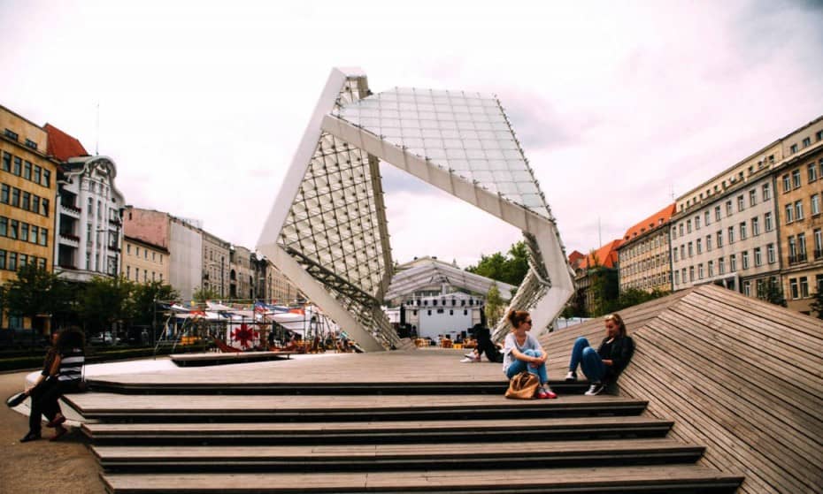 We didn’t know much about Poznan before we visited the city in summer 2014 and we fell in love with this polish gem. Our stay in Poznan was so great that we keep sending our friends there and, after a while, we realized that we never wrote a proper guide to Poznan. So, if you are looking for a guide to this city, you can stop you search because now you will see a lot of things to do in Poznan.