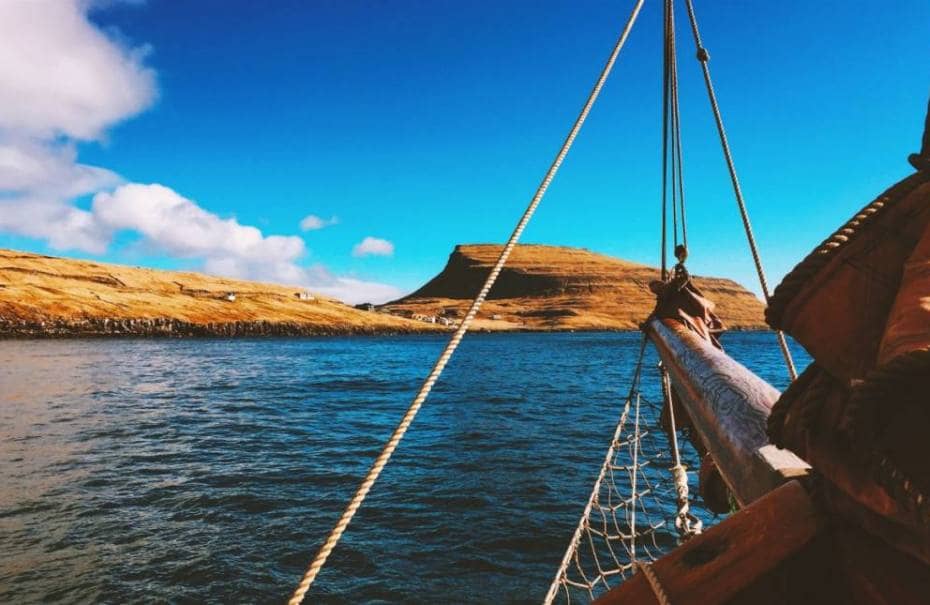 During our time in the Faroe Islands we tried to see everything we could and one of the places we visited was the Nólsoy Island, located some kilometers away from Tórshavn. Nólsoy is also the name of the village where we spent all of the time we were in the island. And, if you are wondering why did we go to Nólsoy, we can say that it was because of a music festival. A pretty special one called Heima and we are going to tell you everything about the place below.