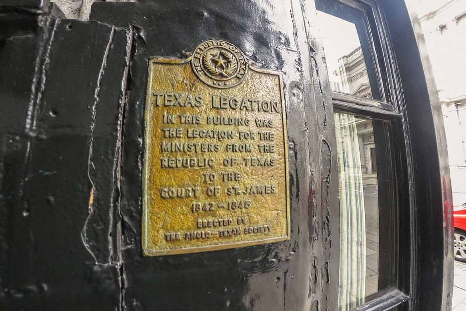 When I visited the Texas Embassy Memorial Plaque in London, I had a plan to visit some places around the city. A Sunday was walking around before I could do the check in on my hotel. The plaque was the first visit since I felt like there 'wouldn't be much to see besides the plaque, and I was right. Even though the location is historical for reasons that 'I'll be talking about later, there is not much to see. Keep that in mind if you want to visit it.