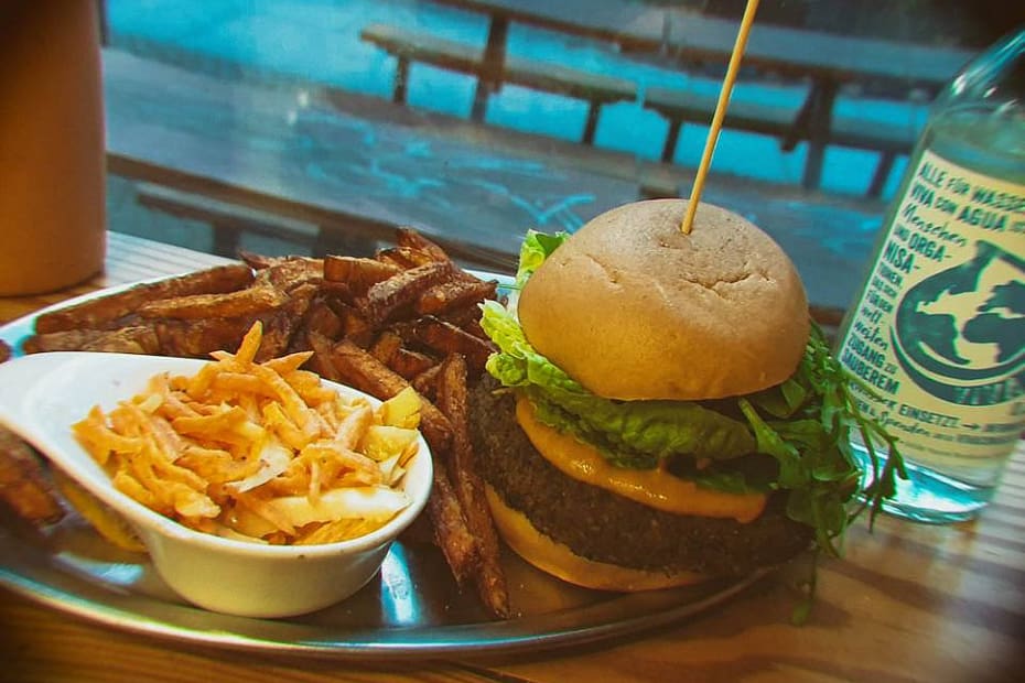 We are in the last month of the #52weeksofburger challenge and nothing fairer than visiting another vegan place such as Lia's Kitchen in Prenzlauer Berg. Lia's Kitchen is an entirely vegan venue, with the main focus on the different kinds of vegan patties that fill their burgers up…