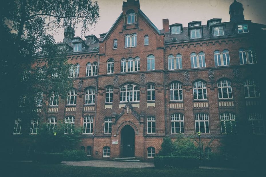 A lot happens to the police officer know as Ulrich Nielsen in the Netflix Series Dark. But, here, we are not going to talk much about him. This article is about one of the many Dark Locations we found around Berlin. If you’re a fan of the series, you know about the mental asylum where Ulrich was locked in 1953.