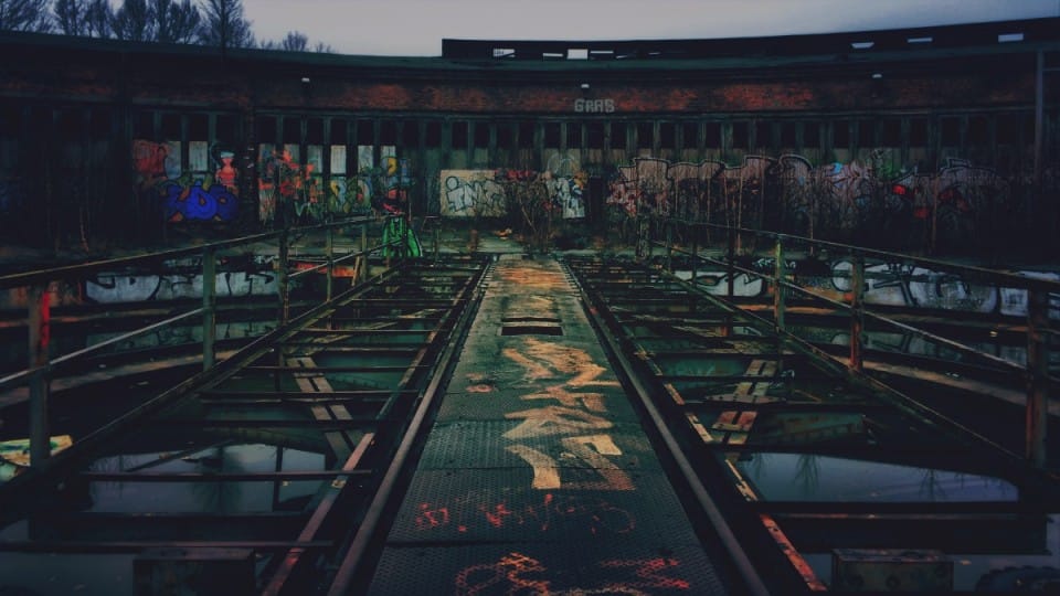 There are no trains at the Güterbahnhof Pankow-Heinersdorf but they used to come here a lot before somebody figured out how to make them drive in the other direction. Yes, this place was built to allow trains to go the other direction and it is one of the only remaining buildings with this history in Germany.