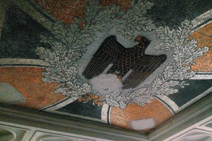 If you've seen any post about Krampnitz, know that there exists a mosaic with a Nazi eagle. According to local legend, it was preserved by the Russians and still is there. Our goal has always been to find this mosaic but, after walking on the very first day, we decided to go home and think about where this mosaic could be and how we would find him.