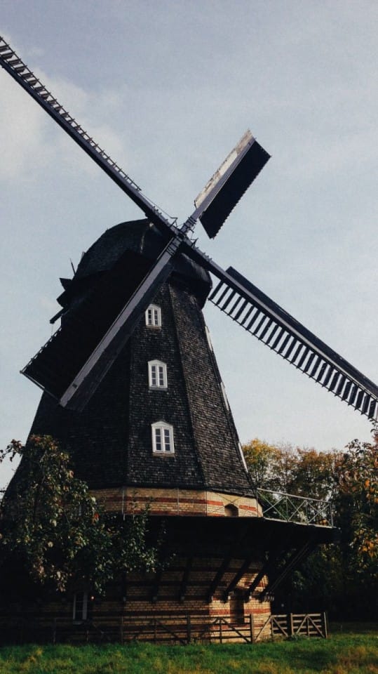 One day I was cycling around Neukölln, and I decided to see if I could reach Brandenburg. In the middle of my way there, I was surprised by what I thought it was a windmill. I stopped my bike, cycled a little back and there I found Britzer Muhle. Britzer Muhle is one of the eight remaining windmills that can be found in Berlin and the only surviving windmill in Britz. There you can buy bread made at the mill, and there are tours from Friday to Sunday, from 11 to 16.