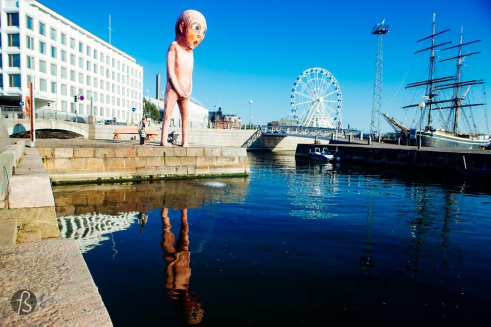 When we arrived in Helsinki in september 2014, we knew the city would show its weird side right away. It always happens to us when we travel. Maybe, we attract this kind of things but still don’t know why we attracted a huge pissing statue like the one we found on Helsinki’s harbor. Peeing in public is something our mothers didn’t want us to do. Sometimes it happens but we always hide somewhere so nobody can see what we are doing. But this statue is not hidden at all. It sits in the middle of Helsinki’s harbor next to where you catch the ferries to travel around the islands. Everywhere you look, you are going to see it. But, what is that?