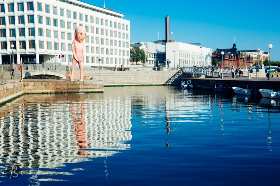 When we arrived in Helsinki in september 2014, we knew the city would show its weird side right away. It always happens to us when we travel. Maybe, we attract this kind of things but still don’t know why we attracted a huge pissing statue like the one we found on Helsinki’s harbor. Peeing in public is something our mothers didn’t want us to do. Sometimes it happens but we always hide somewhere so nobody can see what we are doing. But this statue is not hidden at all. It sits in the middle of Helsinki’s harbor next to where you catch the ferries to travel around the islands. Everywhere you look, you are going to see it. But, what is that?