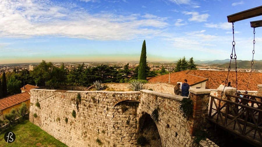 When you look at the Brescia horizon, it’s easy to spot the big castle that stands on top of Cidneo Hill. Known as the Falcon of Italy, the Castle of Brescia is one of the largest and best preserved fortresses of Northern Italy and it was the first place Fotostrasse visited in Brescia during our days at Blogville Lombardy.