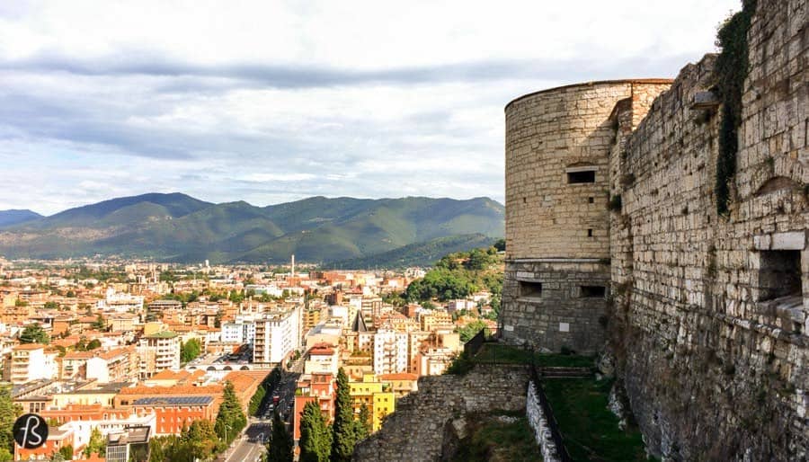 When you look at the Brescia horizon, it’s easy to spot the big castle that stands on top of Cidneo Hill. Known as the Falcon of Italy, the Castle of Brescia is one of the largest and best preserved fortresses of Northern Italy and it was the first place Fotostrasse visited in Brescia during our days at Blogville Lombardy.