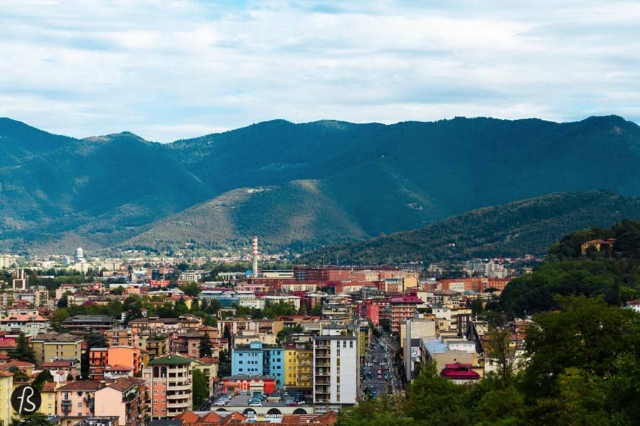 When you look at the Brescia horizon, it’s easy to spot the big castle that stands on top of Cidneo Hill. Known as the Falcon of Italy, the Castle of Brescia is one of the largest and best preserved fortresses of Northern Italy and it was the first place Fotostrasse visited in Brescia during our days at Blogville Lombardy.