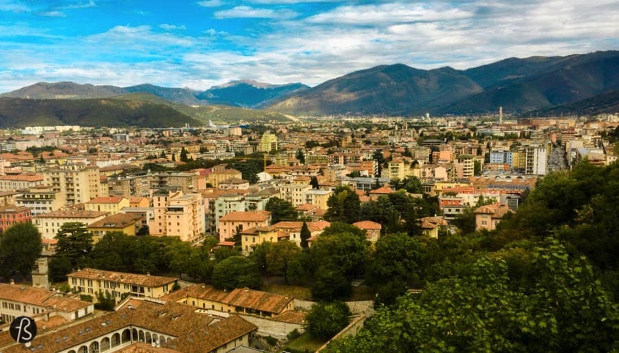 When you look at the Brescia horizon, it’s easy to spot the big castle that stands on top of Cidneo Hill. Known as the Falcon of Italy, the Castle of Brescia is one of the largest and best preserved fortresses of Northern Italy and it was the first place Fotostrasse visited in Brescia during our days at Blogville Lombardy.