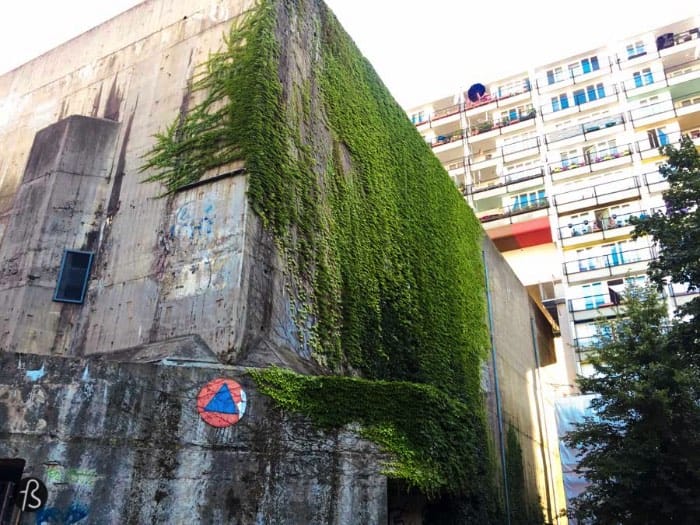 When I was researching more bunkers in Berlin, I came across the Hochbunker Pallasstraße in Schöneberg. Built between 1943 and 1945 by slave labour, the bunker was used as a telephone and telegraph center. After the war, there were some attempts to blow it up by the American Army but nothing worked really well since there are a lot of buildings around and they were reluctant to cause damage to them.
