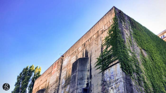 When I was researching more bunkers in Berlin, I came across the Hochbunker Pallasstraße in Schöneberg. Built between 1943 and 1945 by slave labour, the bunker was used as a telephone and telegraph center. After the war, there were some attempts to blow it up by the American Army but nothing worked really well since there are a lot of buildings around and they were reluctant to cause damage to them.