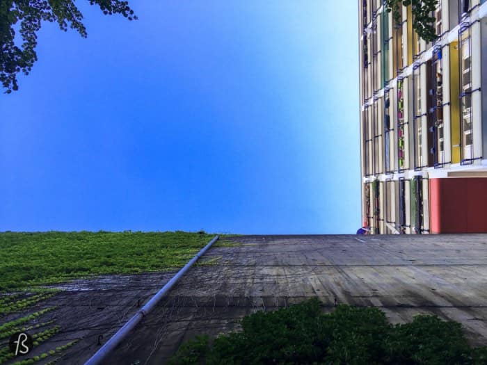 When I was researching more bunkers in Berlin, I came across the Hochbunker Pallasstraße in Schöneberg. Built between 1943 and 1945 by slave labour, the bunker was used as a telephone and telegraph center. After the war, there were some attempts to blow it up by the American Army but nothing worked really well since there are a lot of buildings around and they were reluctant to cause damage to them.
