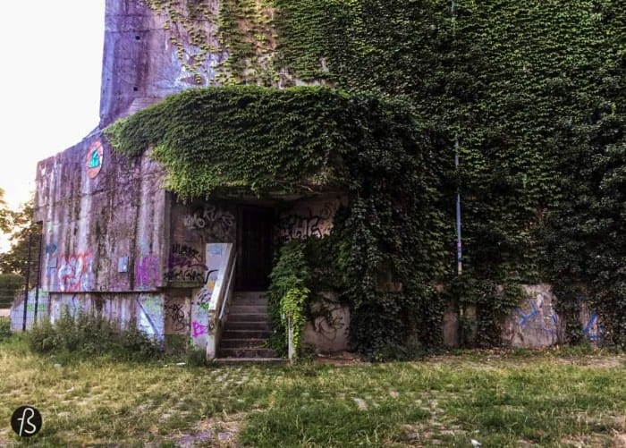 When I was researching more bunkers in Berlin, I came across the Hochbunker Pallasstraße in Schöneberg. Built between 1943 and 1945 by slave labour, the bunker was used as a telephone and telegraph center. After the war, there were some attempts to blow it up by the American Army but nothing worked really well since there are a lot of buildings around and they were reluctant to cause damage to them.