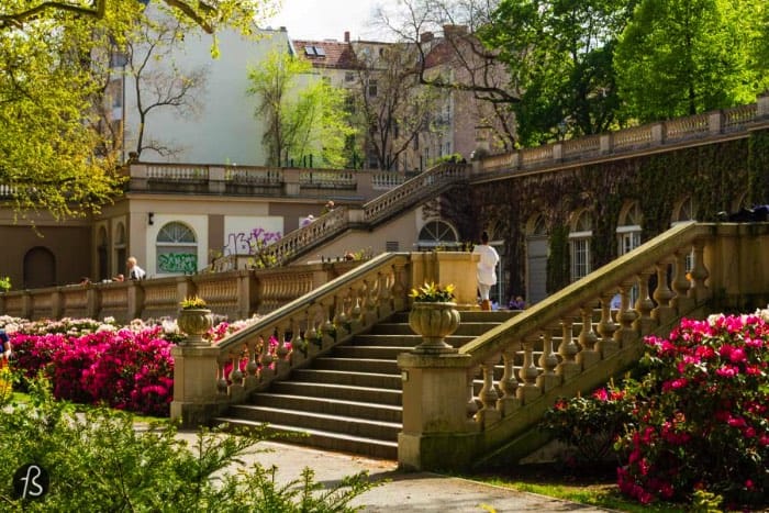 In 2016, this Neukölln hidden gem celebrates its 100th year birthday and we are here to show you all why you need to go there and sing happy birthday to it. Generations of Berliners have been to Körnerpark, enjoying themselves in this oasis of peace in the midst of a hectic Neukölln. People go there to play football, to run, walk, relax and picnic.