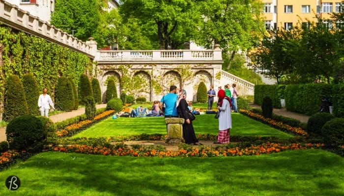 In 2016, this Neukölln hidden gem celebrates its 100th year birthday and we are here to show you all why you need to go there and sing happy birthday to it. Generations of Berliners have been to Körnerpark, enjoying themselves in this oasis of peace in the midst of a hectic Neukölln. People go there to play football, to run, walk, relax and picnic.
