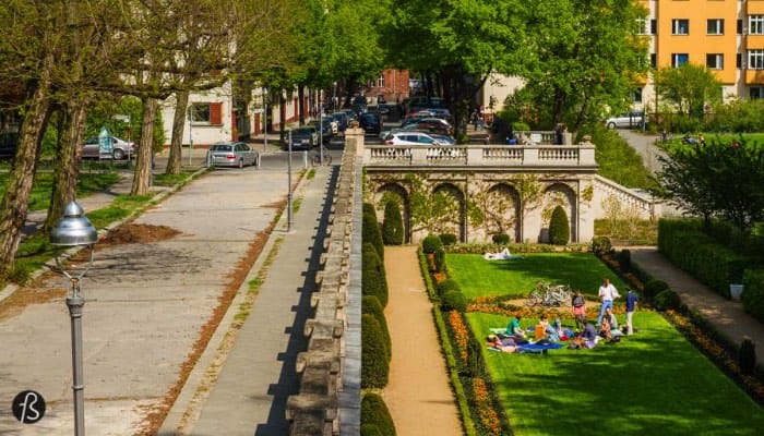 In 2016, this Neukölln hidden gem celebrates its 100th year birthday and we are here to show you all why you need to go there and sing happy birthday to it. Generations of Berliners have been to Körnerpark, enjoying themselves in this oasis of peace in the midst of a hectic Neukölln. People go there to play football, to run, walk, relax and picnic.