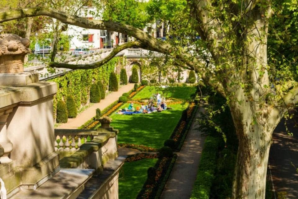 In 2016, this Neukölln hidden gem celebrates its 100th year birthday and we are here to show you all why you need to go there and sing happy birthday to it. Generations of Berliners have been to Körnerpark, enjoying themselves in this oasis of peace in the midst of a hectic Neukölln. People go there to play football, to run, walk, relax and picnic.