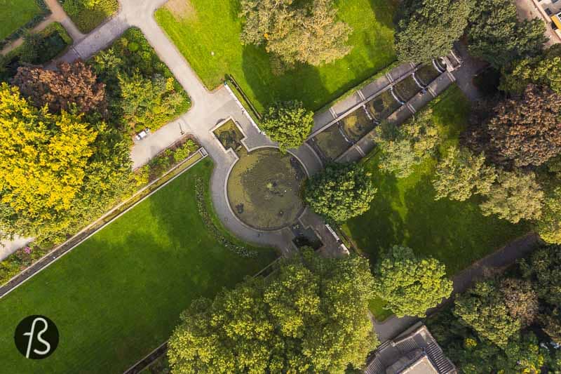Generations of Berliners have been to Körnerpark, enjoying themselves in this oasis of peace in the midst of a hectic Neukölln. People go there to play football, to run, walk, relax, picnic and we do it too. In 2016, this Neukölln hidden gem celebrated its 100th year birthday and we are here to show you all why you need to go there and sing happy birthday to it.