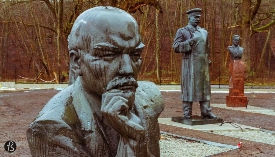 But still, Lenin’s head was staring at me the entire rainy morning that I was there with Evo Terra, my partner in crime for the Soviet Statue Graveyard. And Lenin wasn’t alone there. There were, at least, four of his heads there. Some of them are still attached to a body. Some are not. Most of them were made of steel but there was even a marble one there. Behind you can see some of his former comrades. Trotsky shows his face there without his hand. Stalin is also there and it’s weird to see him there. They’re surrounded by other communist statues, with faces that I can’t recognize and without its official name tags. Maybe some of you reading this can but I can’t. Sorry.
