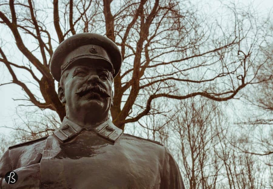 But still, Lenin’s head was staring at me the entire rainy morning that I was there with Evo Terra, my partner in crime for the Soviet Statue Graveyard. And Lenin wasn’t alone there. There were, at least, four of his heads there. Some of them are still attached to a body. Some are not. Most of them were made of steel but there was even a marble one there. Behind you can see some of his former comrades. Trotsky shows his face there without his hand. Stalin is also there and it’s weird to see him there. They’re surrounded by other communist statues, with faces that I can’t recognize and without its official name tags. Maybe some of you reading this can but I can’t. Sorry.