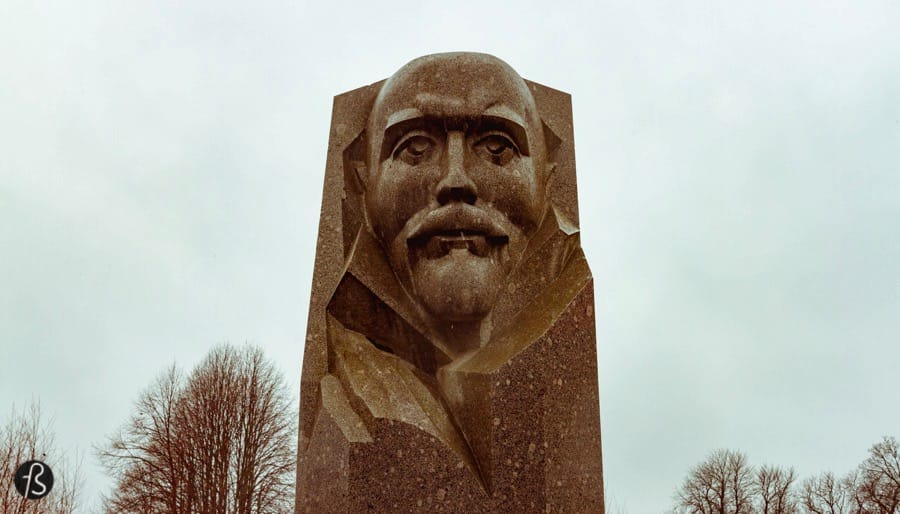 But still, Lenin’s head was staring at me the entire rainy morning that I was there with Evo Terra, my partner in crime for the Soviet Statue Graveyard. And Lenin wasn’t alone there. There were, at least, four of his heads there. Some of them are still attached to a body. Some are not. Most of them were made of steel but there was even a marble one there. Behind you can see some of his former comrades. Trotsky shows his face there without his hand. Stalin is also there and it’s weird to see him there. They’re surrounded by other communist statues, with faces that I can’t recognize and without its official name tags. Maybe some of you reading this can but I can’t. Sorry.