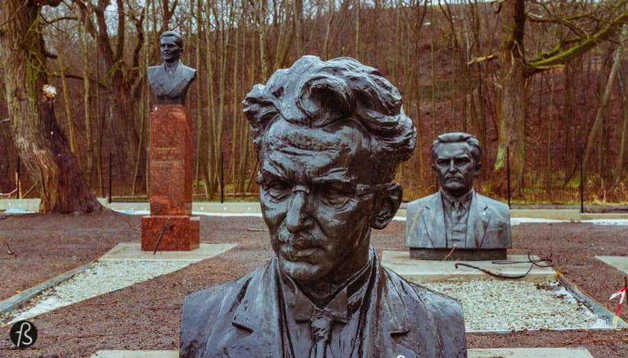 But still, Lenin’s head was staring at me the entire rainy morning that I was there with Evo Terra, my partner in crime for the Soviet Statue Graveyard. And Lenin wasn’t alone there. There were, at least, four of his heads there. Some of them are still attached to a body. Some are not. Most of them were made of steel but there was even a marble one there. Behind you can see some of his former comrades. Trotsky shows his face there without his hand. Stalin is also there and it’s weird to see him there. They’re surrounded by other communist statues, with faces that I can’t recognize and without its official name tags. Maybe some of you reading this can but I can’t. Sorry.