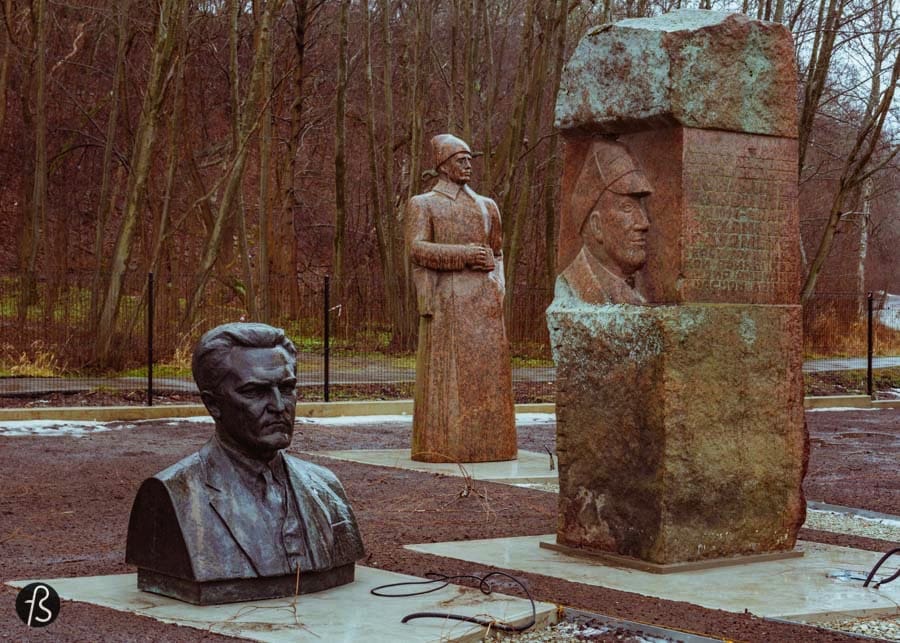 But still, Lenin’s head was staring at me the entire rainy morning that I was there with Evo Terra, my partner in crime for the Soviet Statue Graveyard. And Lenin wasn’t alone there. There were, at least, four of his heads there. Some of them are still attached to a body. Some are not. Most of them were made of steel but there was even a marble one there. Behind you can see some of his former comrades. Trotsky shows his face there without his hand. Stalin is also there and it’s weird to see him there. They’re surrounded by other communist statues, with faces that I can’t recognize and without its official name tags. Maybe some of you reading this can but I can’t. Sorry.