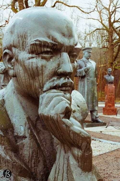 But still, Lenin’s head was staring at me the entire rainy morning that I was there with Evo Terra, my partner in crime for the Soviet Statue Graveyard. And Lenin wasn’t alone there. There were, at least, four of his heads there. Some of them are still attached to a body. Some are not. Most of them were made of steel but there was even a marble one there. Behind you can see some of his former comrades. Trotsky shows his face there without his hand. Stalin is also there and it’s weird to see him there. They’re surrounded by other communist statues, with faces that I can’t recognize and without its official name tags. Maybe some of you reading this can but I can’t. Sorry.