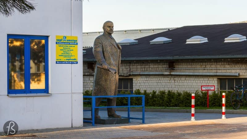 If you want to find Lenin in West-Berlin, you will have to walk between trucks and factories in the industrial park south of Neukölln. It feels like Lenin is left out of the city but, somehow, I believe that he is in the right place. Far away from the tourists and close to the people who work in Berlin. 