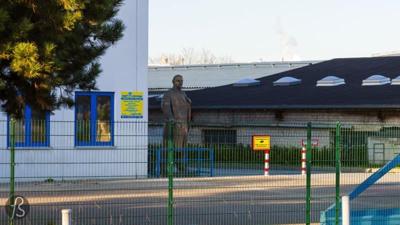 If you want to find Lenin in West-Berlin, you will have to walk between trucks and factories in the industrial park south of Neukölln. It feels like Lenin is left out of the city but, somehow, I believe that he is in the right place. Far away from the tourists and close to the people who work in Berlin. 