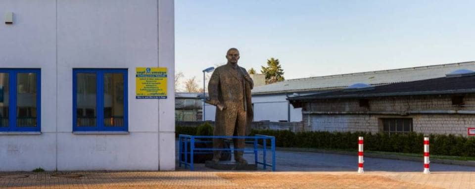 If you want to find a Lenin statue in West-Berlin, you will have to walk between trucks and factories in the industrial park south of Neukölln. It feels like Lenin is left out of the city but, somehow, I believe that he is in the right place. Far away from the tourists and close to the people who work in Berlin. 