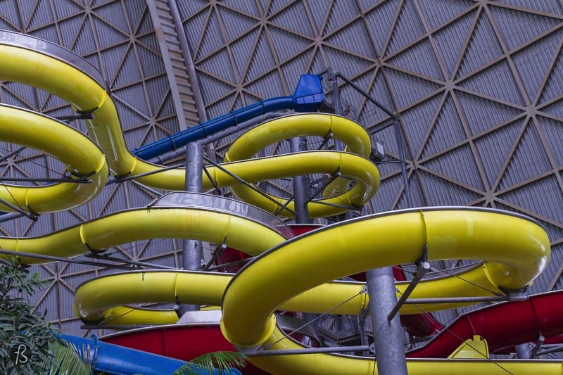 Until I saw with my own eyes, I couldn’t believe that a water park inside a former zeppelin hangar could exist for real, but this is where Tropical Islands are. Less than an hour away from Berlin, there is an enormous steel dome that looks like the weirdest holiday destination ever but there is where you will find a piece of a tropical paradise close to Berlin.