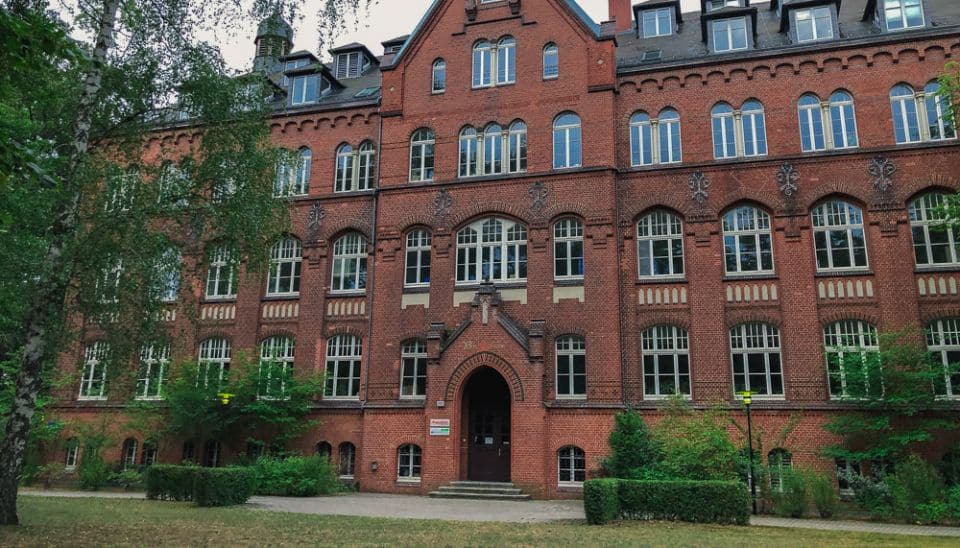 The building used in Dark is a gorgeous-looking brick building where Biotech Diagnostics is located, as you can see in the map below. I was there on a summer evening, after a long bike ride from Berlin to Potsdam. The surrounding area is quite exciting, and it looks pretty different from Potsdam. So, if you have the time, it’s worth going around and exploring the Hermannswerder. My advice is for anyone to go there by bike or car since there isn’t an easy way to get there from the central station in Potsdam.