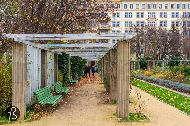 One of the last episode highlights is when Beth takes a stroll around the Moscow streets and meets with some people playing chess. At the Moscow hotel, this scene was shot on Karl-Marx-Allee, and we managed to go there and find the exact same spot where the series was filmed.