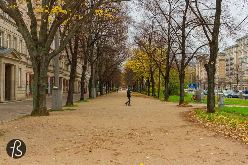 One of the last episode highlights is when Beth takes a stroll around the Moscow streets and meets with some people playing chess. At the Moscow hotel, this scene was shot on Karl-Marx-Allee, and we managed to go there and find the exact same spot where the series was filmed.