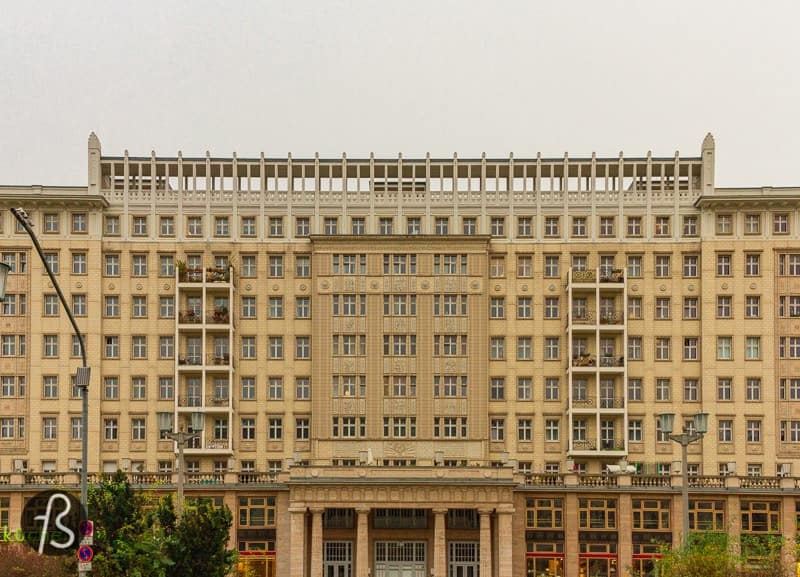 When she goes to the Soviet Union for the big tournament, Beth stays in a Moscow hotel. This was wholly shot on Karl-Marx-Allee, which has an entire block of apartments designed following the Soviet classicism architectural style. The street goes from Alexanderplatz to Frankfurter Tor, and these soviet looking buildings can be seen throughout the street’s length.