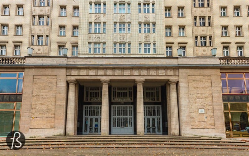 When she goes to the Soviet Union for the big tournament, Beth stays in a Moscow hotel. This was wholly shot on Karl-Marx-Allee, which has an entire block of apartments designed following the Soviet classicism architectural style. The street goes from Alexanderplatz to Frankfurter Tor, and these soviet looking buildings can be seen throughout the street’s length.