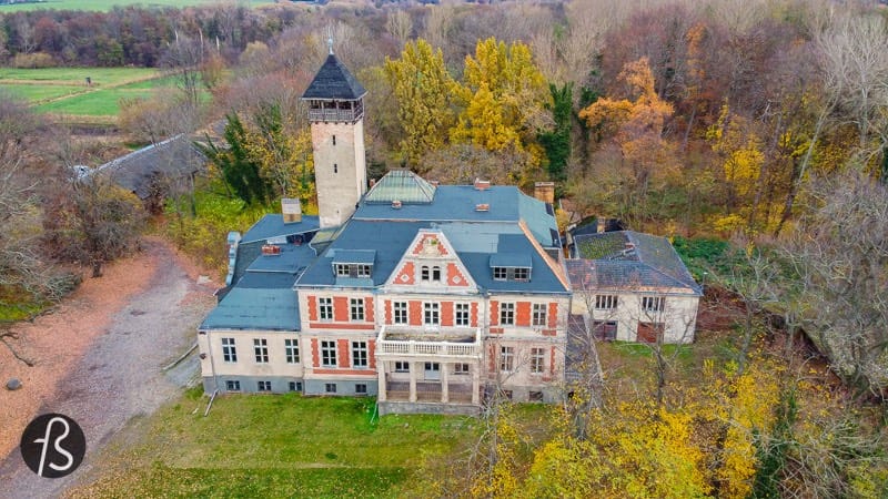 The real Methuen Orphanage isn’t an orphanage at all. Schloss Schulzendorf can be found on Berlin’s outskirts, close to where the BER airport is. And this is the most exciting place that Queen’s Gambit brought us. 