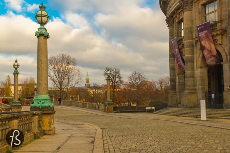 When Beth Harmon went to Paris in 1967, some outside shots are used to transport the audience from the US straight into Europe. One of the shots was easy to recognize for us since it showed a piece of the Museum Island, in the heart of Berlin. 
