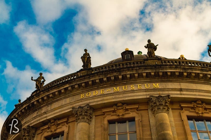 When Beth Harmon went to Paris in 1967, some outside shots are used to transport the audience from the US straight into Europe. One of the shots was easy to recognize for us since it showed a piece of the Museum Island, in the heart of Berlin. 